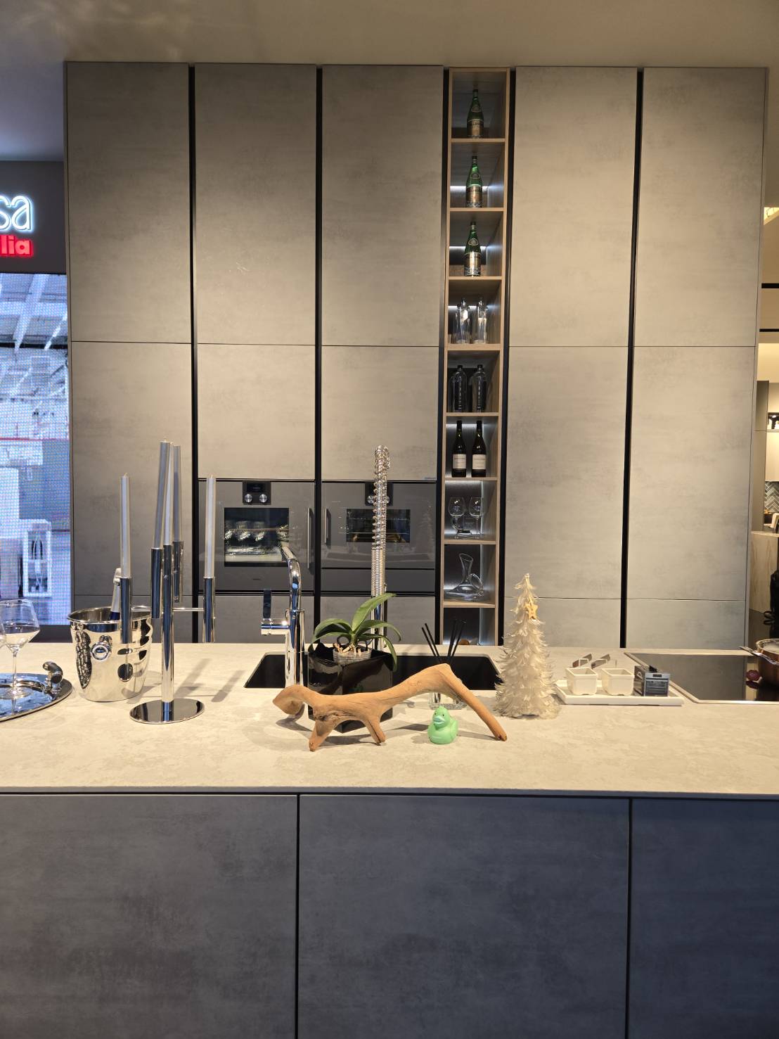 清水模風格,其質樸穩重的特色能營造極簡風格,直接且富有的收納方案能充分利用到每個角落,讓你即使在忙碌時,也能讓家裡保持整潔平靜。<br>
中島已經售出,只販售靠牆疊櫃
靠牆疊櫃促銷價NT$ 171,338元
(以上不含電器、檯面、安裝、運送相關費用)