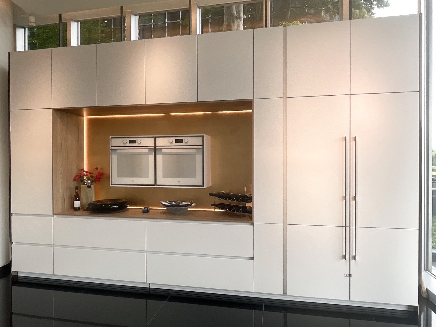 天藍色+白色霧面門板的混搭風格,增加了環境的輕盈感,儲物櫃的收納空間結合吧檯設計的多元設計的互相作用,讓空間展現了無限可能,構築成廚房的各種想像。<br>
立即擁有價格 NT$ 376,378 <br>
 (以上價格不含電器、檯面、安裝相關費用 )